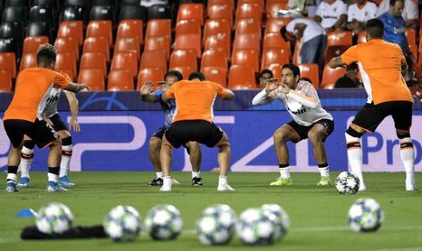 Rodrigo y Maxi en el ataque del Valencia, con Garay en la defensa Rodrigo y Maxi en el ataque del Valencia, con Garay en la defensa