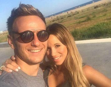 La mujer de Rakitic pone a su marido como "ejemplo" ante el 'maltrato' del Barça. La mujer de Rakitic pone a su marido como "ejemplo" ante el 'maltrato' del Barça.