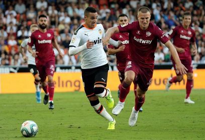 2-1. El Valencia se quedó con los puntos ante un buen Alavés 2-1. El Valencia se quedó con los puntos ante un buen Alavés