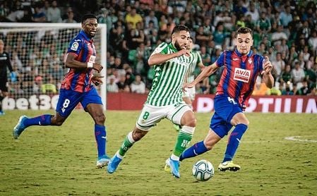 Fekir conduce el esférico ante la presión del armero Escalante. Fekir conduce el esférico ante la presión del armero Escalante.