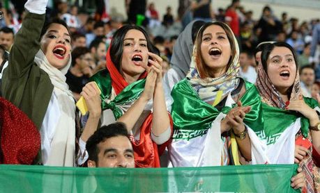 Las mujeres entran en los estadios árabes pero la segregación continúa Las mujeres entran en los estadios árabes pero la segregación continúa