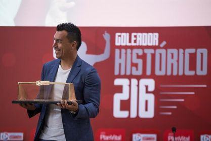 Paredes recibe un homenaje del fútbol chileno como máximo goleador histórico Paredes recibe un homenaje del fútbol chileno como máximo goleador histórico