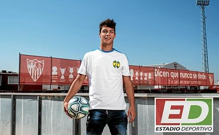 Óliver Torres posa para ESTADIO con la camiseta de su tocayo Atom. Óliver Torres posa para ESTADIO con la camiseta de su tocayo Atom.