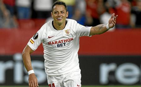 Chicharito, celebrando uno de sus dos goles con el Sevilla FC. Chicharito, celebrando uno de sus dos goles con el Sevilla FC.