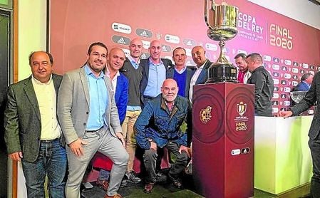 La comitiva del Antoniano, entre otros, posa con la Copa del Rey. La comitiva del Antoniano, entre otros, posa con la Copa del Rey.