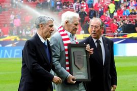 El argentino Jorge Griffa, homenajeado antes del Atlético-Valencia