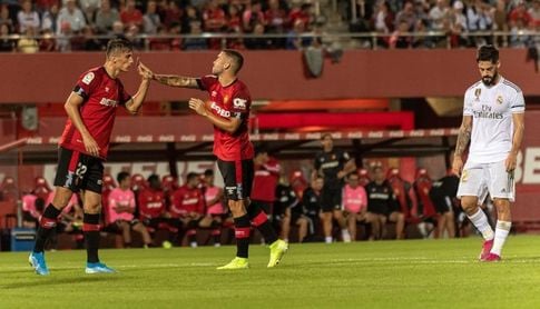 El fracaso del Real Madrid aúpa al Barcelona al liderato El fracaso del Real Madrid aúpa al Barcelona al liderato