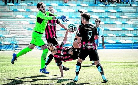 Leal, el mejor panadero, pelea el esférico con los ugienses José Mari, Horrillo y Acosta, autor del gol. Leal, el mejor panadero, pelea el esférico con los ugienses José Mari, Horrillo y Acosta, autor del gol.