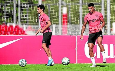 Jesús Navas y Diego Carlos, además de Koundé, se postulan como fijos para recibir al Atlético. Jesús Navas y Diego Carlos, además de Koundé, se postulan como fijos para recibir al Atlético.