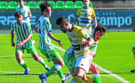 Feito, baja hoy en el Coria, protege el esférico ante el verdiblanco Abreu en el duelo del curso pasado. Feito, baja hoy en el Coria, protege el esférico ante el verdiblanco Abreu en el duelo del curso pasado.