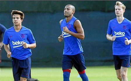 Riqui Puig junto a Rafinha y De Jong en pretemporada Riqui Puig junto a Rafinha y De Jong en pretemporada