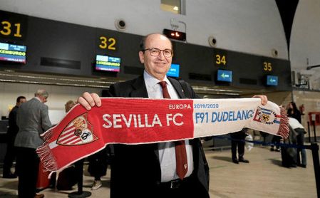 El presidente del Sevilla FC, José Castro, antes de partir a Luxemburgo. El presidente del Sevilla FC, José Castro, antes de partir a Luxemburgo.