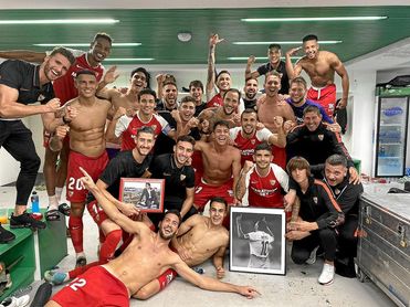 Las imágenes de Puerta y Reyes, junto con la plantilla del Sevilla en el vestuario del Villamarín. Las imágenes de Puerta y Reyes, junto con la plantilla del Sevilla en el vestuario del Villamarín.