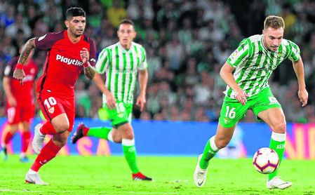Banega persigue a Loren en el derbi de la pasada temporada en el Benito Villamarín. Banega persigue a Loren en el derbi de la pasada temporada en el Benito Villamarín.