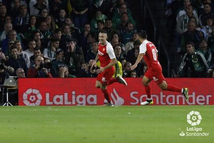 Ocampos y De Jong se estrenan con gol en el derbi Ocampos y De Jong se estrenan con gol en el derbi