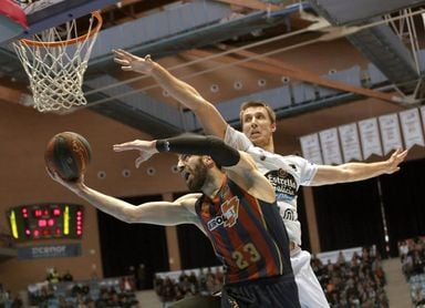 79-92. Baskonia levanta el vuelo con una victoria en casa del Obradoiro 79-92. Baskonia levanta el vuelo con una victoria en casa del Obradoiro