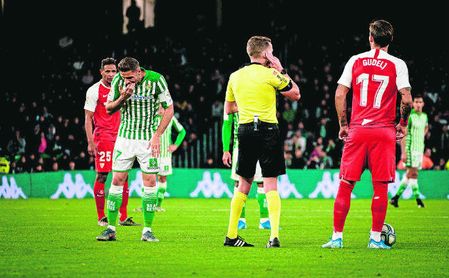 Hernández Hernández, en conexión con el VAR mientras Joaquín se duele tras la acción con Diego Carlos. Hernández Hernández, en conexión con el VAR mientras Joaquín se duele tras la acción con Diego Carlos.