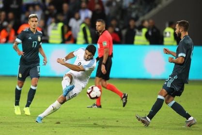 2-2. Messi y Luis Suárez empatan el Clásico del Río de la Plata 2-2. Messi y Luis Suárez empatan el Clásico del Río de la Plata