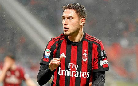 Calabria, del Milan, está en el punto de mira de Monchi. Calabria, del Milan, está en el punto de mira de Monchi.