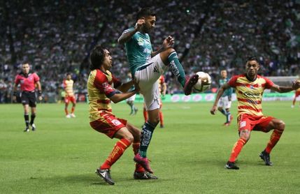 1-2. El peruano Flores anota gol para darle al Morelia el pase a semifinales 1-2. El peruano Flores anota gol para darle al Morelia el pase a semifinales