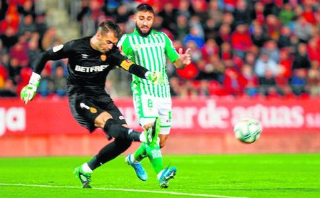 El bético Nabil Fekir presiona al portero del Mallorca Manolo Reina. El bético Nabil Fekir presiona al portero del Mallorca Manolo Reina.