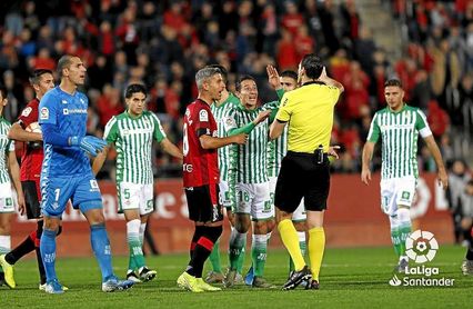 Joel protesta el penalti que Martínez Munuera señaló en contra del Betis. Joel protesta el penalti que Martínez Munuera señaló en contra del Betis.
