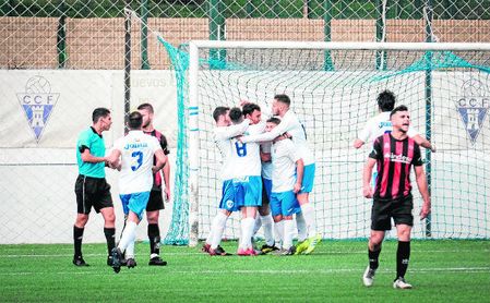 Los jugadores del Castilleja celebran el tanto de Migue Los jugadores del Castilleja celebran el tanto de Migue