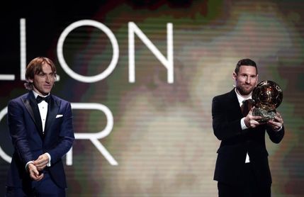 Messi deshace el empate con Cristiano Ronaldo y gana su sexto Balón de Oro Messi deshace el empate con Cristiano Ronaldo y gana su sexto Balón de Oro