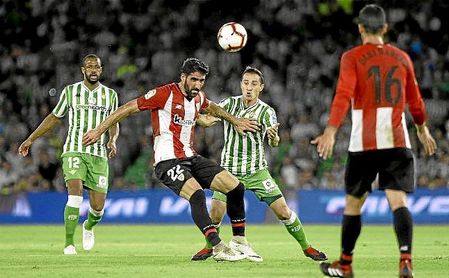 Guardado y Raúl García pugnan por el balón en el Betis-Athletic de la pasada temporada. Guardado y Raúl García pugnan por el balón en el Betis-Athletic de la pasada temporada.