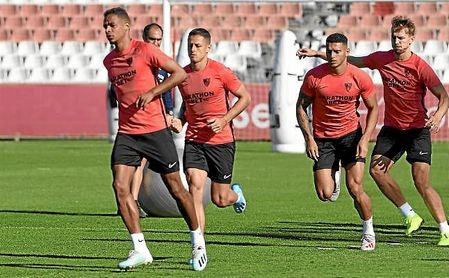 Chicharito y De Jong, junto a Fernando y Diego Carlos en un entrenamiento. Chicharito y De Jong, junto a Fernando y Diego Carlos en un entrenamiento.