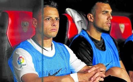 Chicharito Hernández se ha convertido en un habitual en el banquillo del Sevilla Fútbol Club de Julen Lopetegui en las últimas jornadas de LaLiga. Chicharito Hernández se ha convertido en un habitual en el banquillo del Sevilla Fútbol Club de Julen Lopetegui en las últimas jornadas de LaLiga.