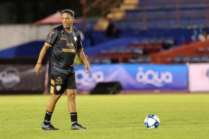 Los amigos de Blanco le ganan 6-5 a los de Ronaldinho, en un partido de leyendas Los amigos de Blanco le ganan 6-5 a los de Ronaldinho, en un partido de leyendas