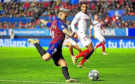 Chimy Ávila fue una pesadilla para la defensa sevillista por su movilidad y constante lucha. Chimy Ávila fue una pesadilla para la defensa sevillista por su movilidad y constante lucha.