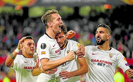 Los futbolistas del Sevilla festejan uno de sus goles en el 3-0 contra el Dudelange en el Sánchez-Pizjuán. Los futbolistas del Sevilla festejan uno de sus goles en el 3-0 contra el Dudelange en el Sánchez-Pizjuán.