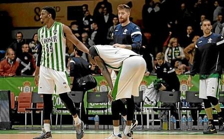 Los jugadores del Betis, abatidos tras la derrota ante el Baxi Manresa. Los jugadores del Betis, abatidos tras la derrota ante el Baxi Manresa.