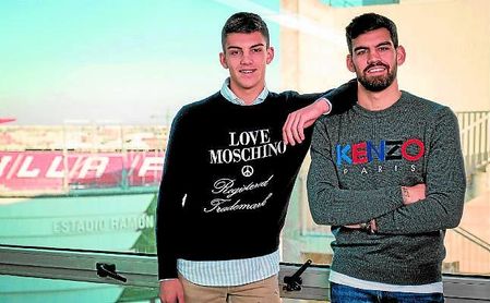Ángel e Israel Puerto posan con el Sánchez-Pizjuán de fondo, dos jugadores con corazón sevillista que sueñan con llegar a la élite. Ángel e Israel Puerto posan con el Sánchez-Pizjuán de fondo, dos jugadores con corazón sevillista que sueñan con llegar a la élite.
