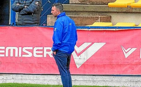 José González Fajardo 'Ché', entrenador del San José, durante un encuentro de Liga. José González Fajardo 'Ché', entrenador del San José, durante un encuentro de Liga.