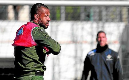 Sidnei se pone el peto de titular en el entrenamiento. Sidnei se pone el peto de titular en el entrenamiento.