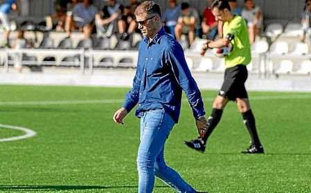 Pablo Casar, técnico del UM Escobedo, en un partido de Liga. Pablo Casar, técnico del UM Escobedo, en un partido de Liga.