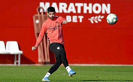 Banega nunca da voleones; si acaso, algún pase largo, y bastante preciso. Banega nunca da voleones; si acaso, algún pase largo, y bastante preciso.
