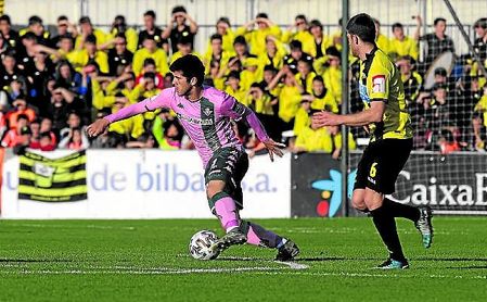 Aleñá conduce el balón ante la presión de un rival jarrillero. Aleñá conduce el balón ante la presión de un rival jarrillero.