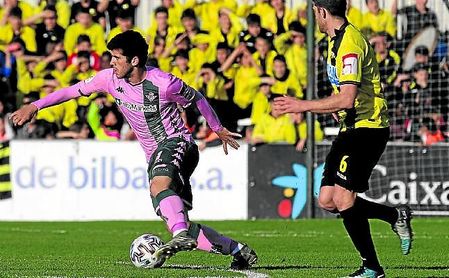 Aleñá, durante el partido contra el Portugalete Aleñá, durante el partido contra el Portugalete