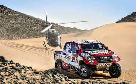Alonso y Coma, seguidos de cerca por uno de los helicópteros del Dakar. Alonso y Coma, seguidos de cerca por uno de los helicópteros del Dakar.