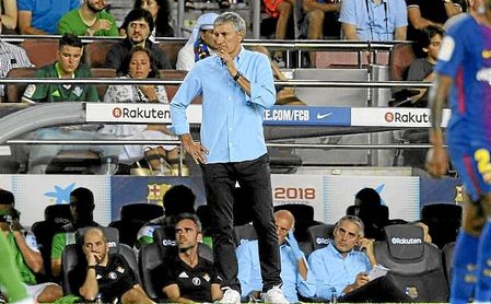 Quique Setién en el banquillo del Camp Nou en su etapa con el Betis. Quique Setién en el banquillo del Camp Nou en su etapa con el Betis.