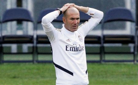 Zidane, obligado a renunciar ante el Sevilla a su último invento Zidane, obligado a renunciar ante el Sevilla a su último invento