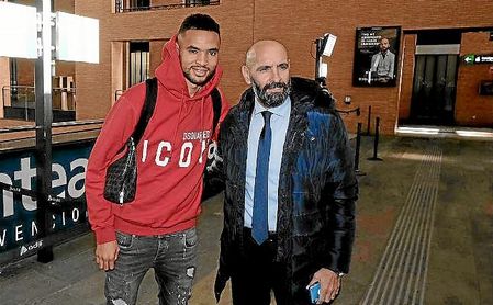 En-Nesyri posa con Monchi en su llegada a Santa Justa. En-Nesyri posa con Monchi en su llegada a Santa Justa.
