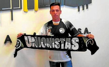 Álvaro Romero posa con la bufanda del Unionistas en su presentación. Álvaro Romero posa con la bufanda del Unionistas en su presentación.