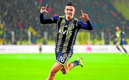 Kadioglu, atacante del Fenerbahce nacido en Arnhem el 7 de octubre de 1999. Kadioglu, atacante del Fenerbahce nacido en Arnhem el 7 de octubre de 1999.