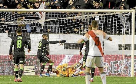 Imagen del tanto del empate del Rayo, obra de Andrés Martín, en el 118'. Imagen del tanto del empate del Rayo, obra de Andrés Martín, en el 118'.