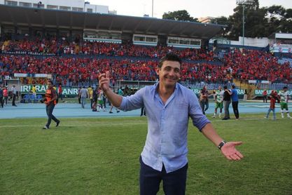 Los argentinos Bini y Tapia chocan en los banquillos del clásico guatemalteco Los argentinos Bini y Tapia chocan en los banquillos del clásico guatemalteco
